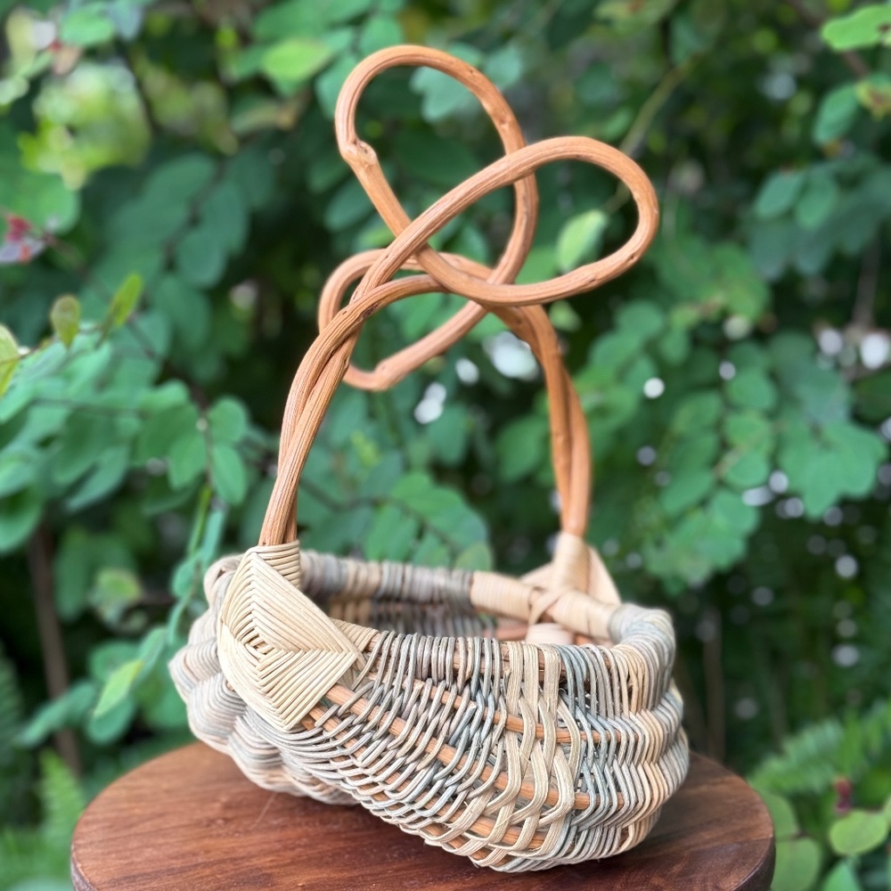 Vilntage Basket Hand Woven Gathering Buttocks Basket Handmade Twisted Handle